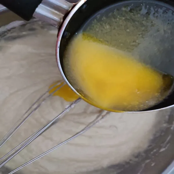 Masukkan margarin yang sudah di lelehkan, aduk rata.