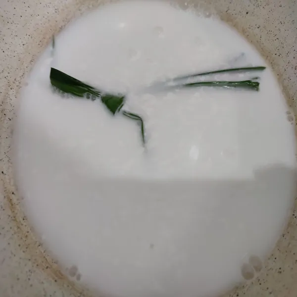 Rebus santan dengan garam serta daun pandan hingga mendidih.