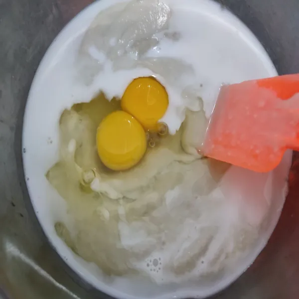Salin ubi yang sudah di blender ke dalam wadah, campurkan dengan telur. Sisa santan serta susu cair, aduk rata.