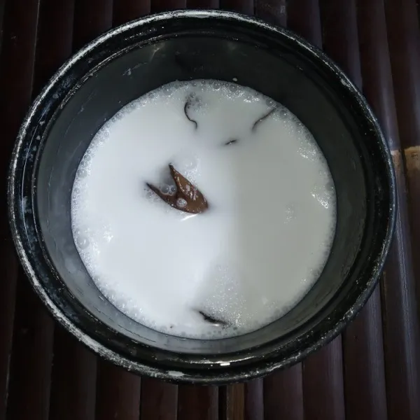 Cuci bersih beras ketan, masukkan kedalam wadah rice cooker. Tambahkan santan yang sudah diberi sejumput garam dan daun salam, aduk rata.