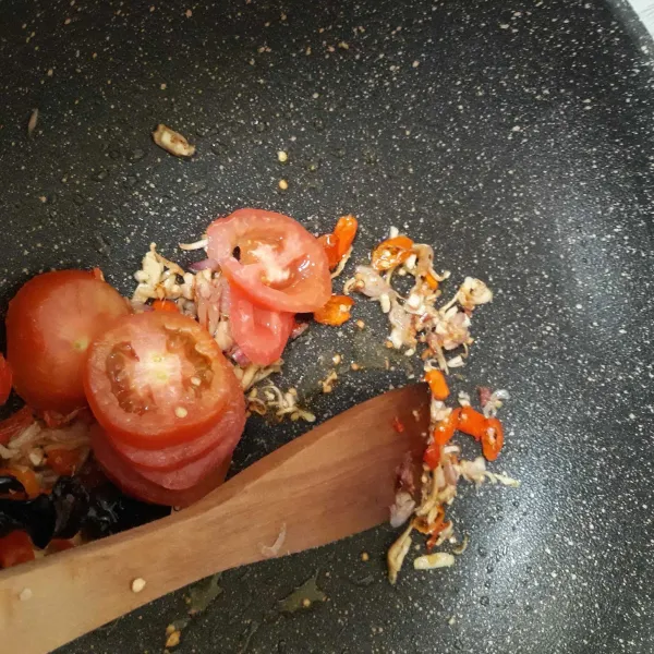 Masukkan tomat. Masak hingga layu.