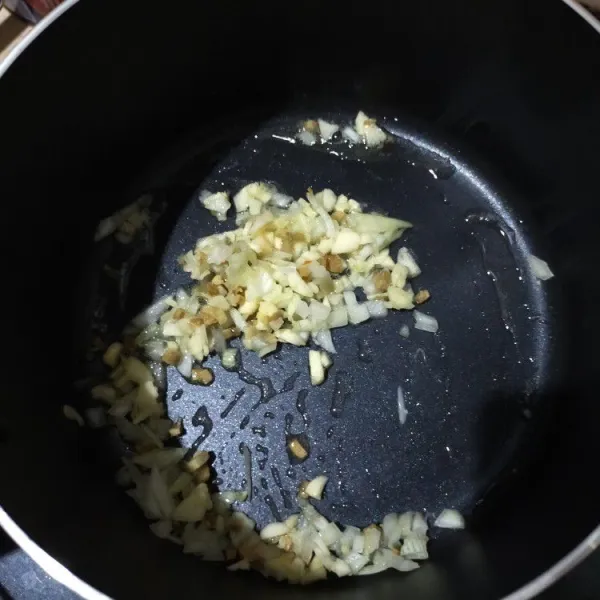 Tumis bawang Bombay, bawang putih dan jahe hingga wangi.