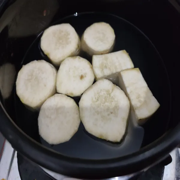 Rebus ubi hingga empuk, kemudian timbang sebanyak 130 gram.