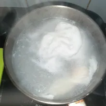 Buat poached egg dengan mendidihkan air. Lalu putar air hingga membuat pusaran lalu letakkan telur di tengah pusaran. Jika tidak yakin bisa memecahkan telur dengan cepat, bisa juga telur dipecahkan di mangkuk kecil terlebih dahulu sehingga mudah saat meletakkan di pusaran air. Masak hingga setengah matang.