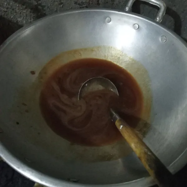 Rebus gula merah dan air hingga gula merah larut dan mengental. Matikan api.