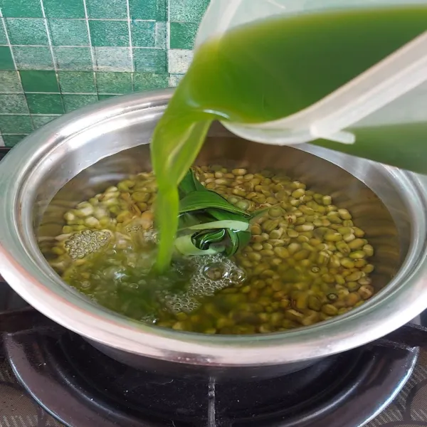 Tuang jus pandan. Masak hingga kacang hijau cukup matang.