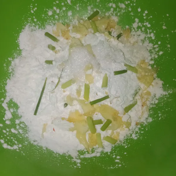 Siapkan bahan tepung, daun bawang,kaldu bubuk dan bawang putih halus.