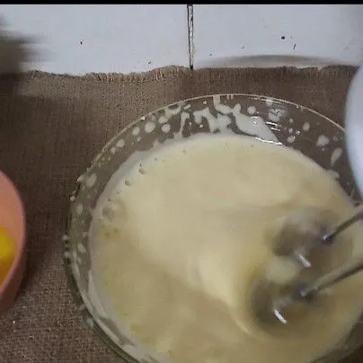 Kocok telur, gula, sp sampai kental berjejak selama 8 menit.