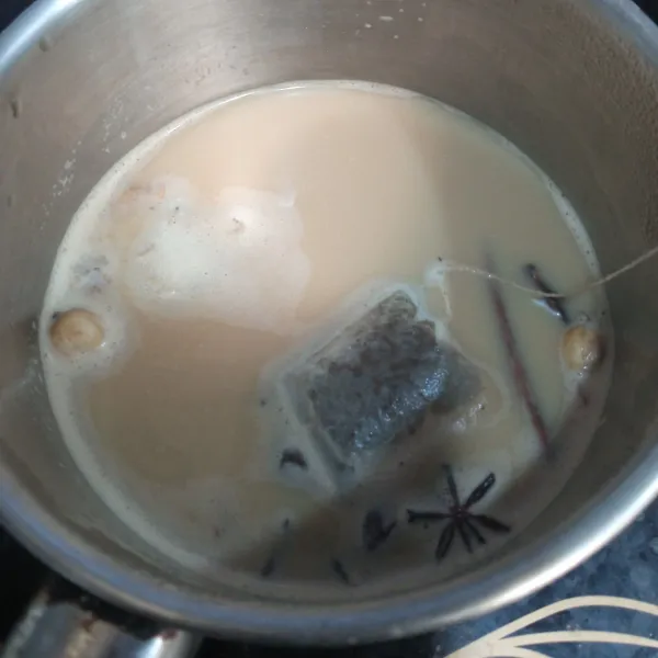 Kemudian tuang susu, tambahkan sedikit garam.