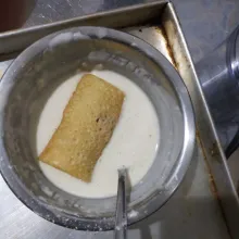 Aduk rata bahan tepung basah. Hasil akhirnya kekentalan sedang. Celup tiap risoles ke tepung basah.