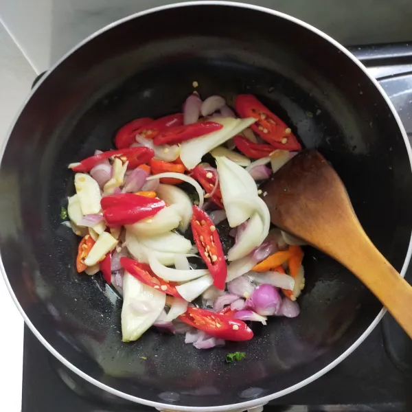 Tumis bawang merah, bawang putih sampai harum lalu masukkan cabai dan aduk sebentar.