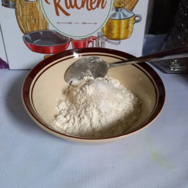 Masukkan dalam mangkok tepung terigu, garam, vanili dan gula pasir. Aduk sampai rata.