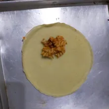 Isi tiap lembaran kulit risoles dengan bahan isi, lalu lipat dan gulung. Lalukan sampai seluruh adonan kulit dan isi habis.