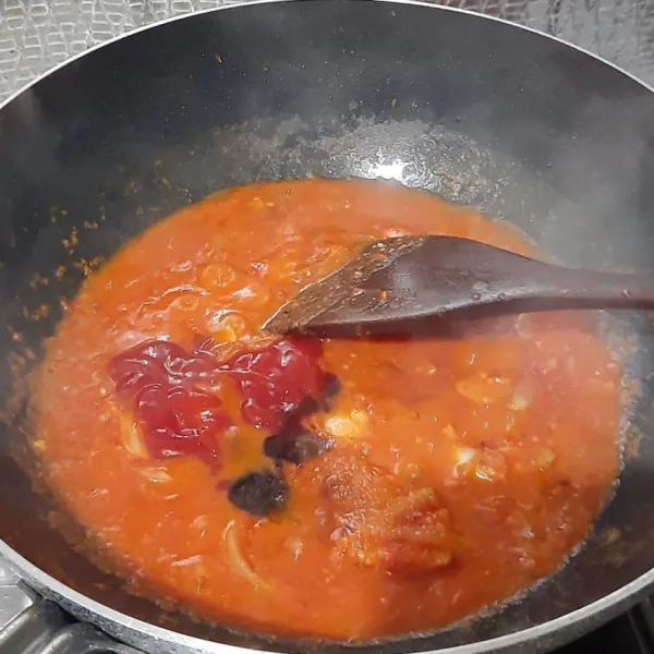Tambahkan garam, gula, saus tomat dan saus tiram, aduk rata.