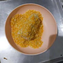 Lalu gulingkan ke tepung panir/panko. Lakukan hingga seluruh adonan habis.