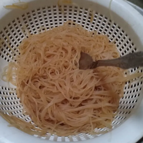 Rebus bihun, lalu lumuri dengan kecap manis.