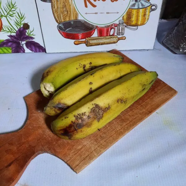 Kupas pisang raja nangka.