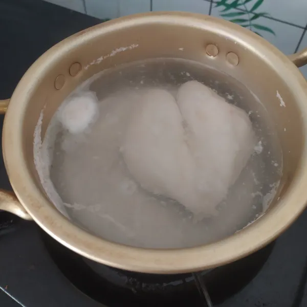 Rebus ayam dengan air hingga matang, lalu angkat dan dinginkan.
