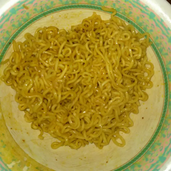 Masukkan mie aduk rata