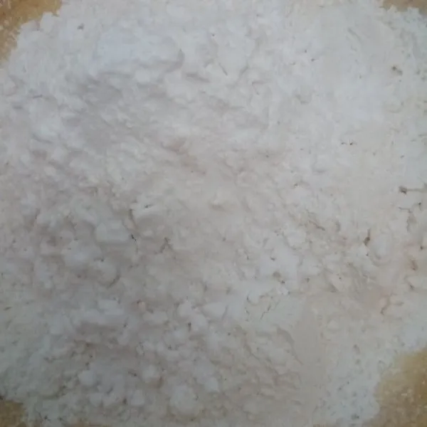 Dalam wadah masukkan tepung terigu dan tepung tapioka, lalu aduk rata.
