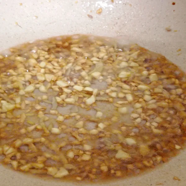 Tambahkan kecap asin, diamkan selama 5 detik.