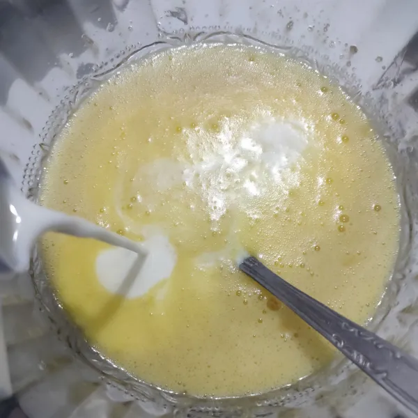 Masukkan margarin yang sudah dicairkan dan susu uht, aduk rata.