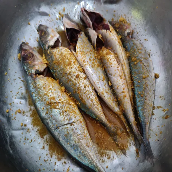 Marinasi ikan dengan ketumbar bubuk, bawang putih bubuk, kunyit bubuk serta garam. Diamkan minimal selama 15 menit.