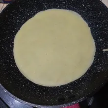 Panaskan teflon, masak 1 centong sayur adonan, ratakan. Masak hingga pinggiran adonan mengelupas tanda adonan sudah matang. Adonan kulit yg kurang matang akan cepat sobek.