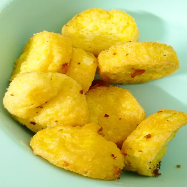Goreng tofu hingga berkulit, angkat dan sisihkan.