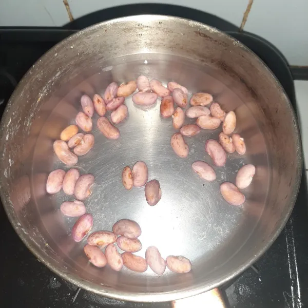 Rebus kacang merah hingga setengah empuk.