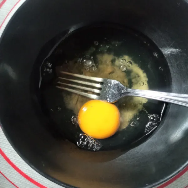 Masukkan putih telur dan telur utuh. Bumbui 1/4 sdt garam, 1/4 sdt lada dan 1/4 sdt bawang putih bubuk, kocok lepas. Sisihkan sebentar.
