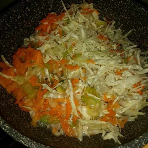 Masukkan kol, wortel dan daun bawang. Masak sampai layu.