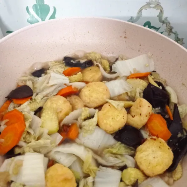 Tambahkan tofu goreng, aduk rata.