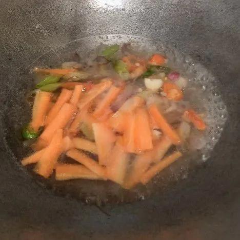 Tuang air secukupnya. Masukkan wortel. Masak sampai wortel agak empuk.