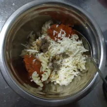 Aduk rata bahan isi.