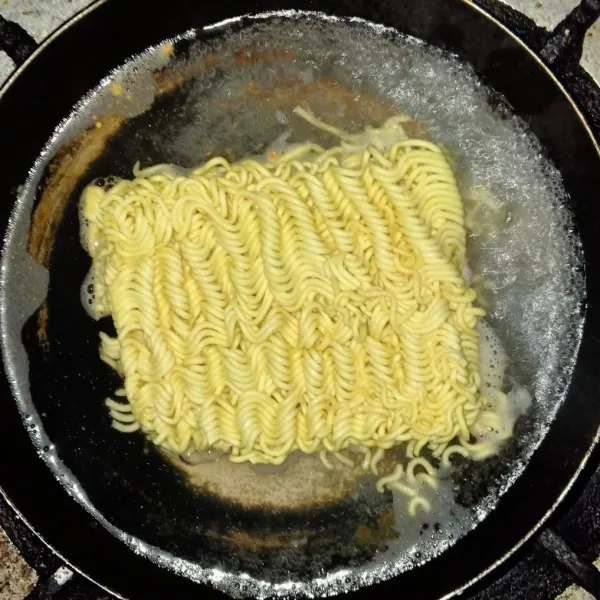 Rebus air hingga mendidih lalu masak mie hingga matang