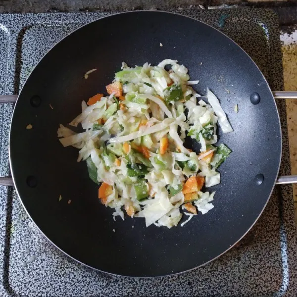 Masukkan sayuran, masak hingga layu.