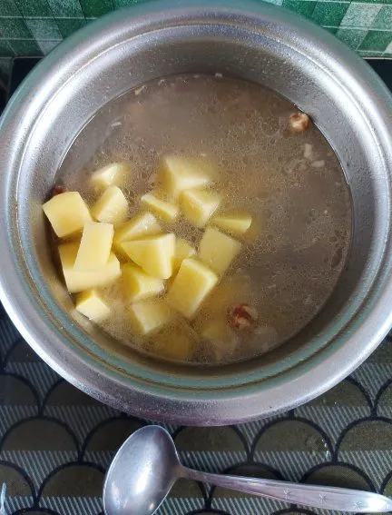 Tuang bumbu tumis ke panci berisi iga dan air , masak hingga empuk.  Masukkan potongan kentang.