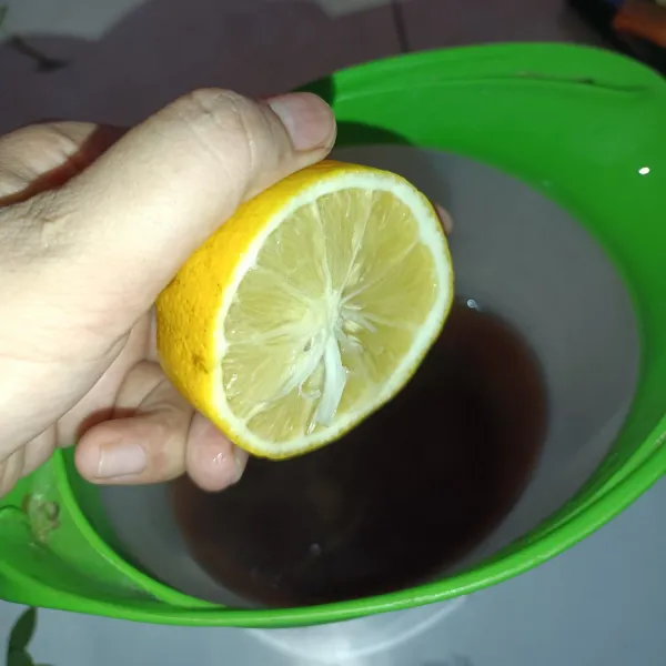 Beri perasan air jeruk lemon.