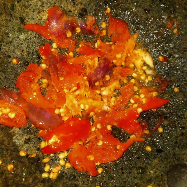 Buat bahan sambal setelah itu siram dengan minyak goreng panas lalu taruh diatas mie
