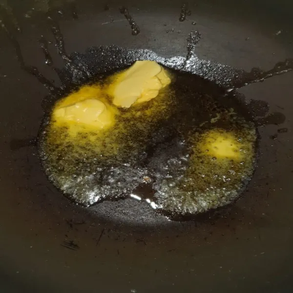 Panaskan minyak dan margarin tunggu sampai harum.