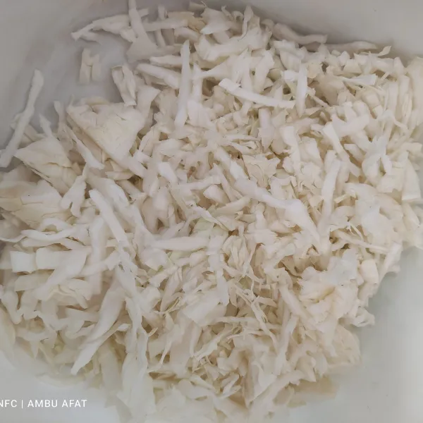 Iris-iris kol lalu cuci bersih