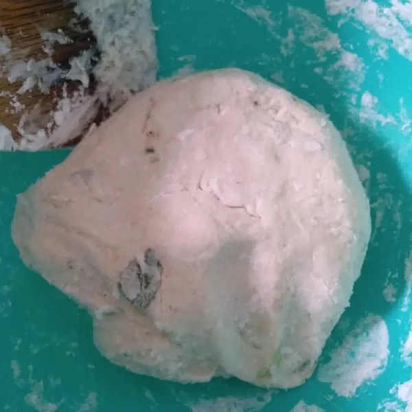 Tambahkan tepung tapioka, aduk rata sampai adonan bisa dibentuk.