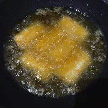Goreng dalam minyak panas hingga kedua sisi matang kecoklatan. Sekali balik saja.