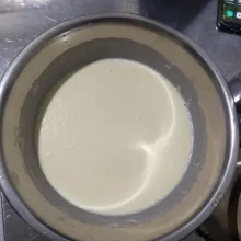 Buat kulitnya dulu. Aduk rata semua bahan kulit sampai tidak ada yg bergerindil. Lalu diamkan 30 menit agar kulit elastis.