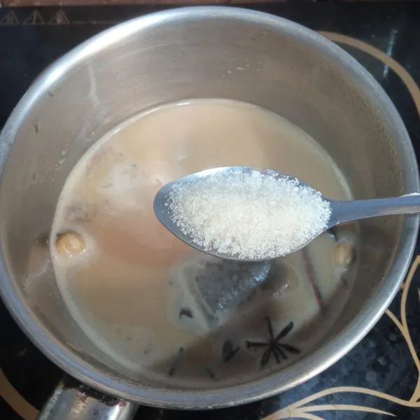 Selanjutnya beri gula pasir, rebus kembali hingga gula larut.