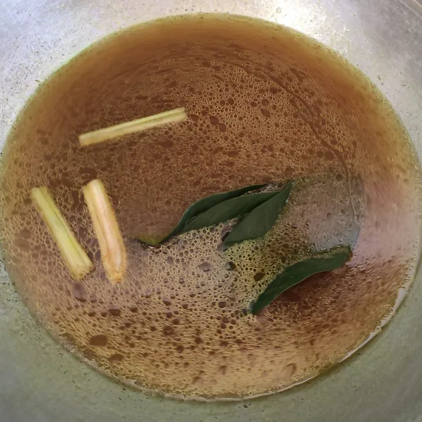 Setelah tercampur merata masukan air kurang lebih 1,5 liter, serai, daun salam dan tunggu hingga mendidih.