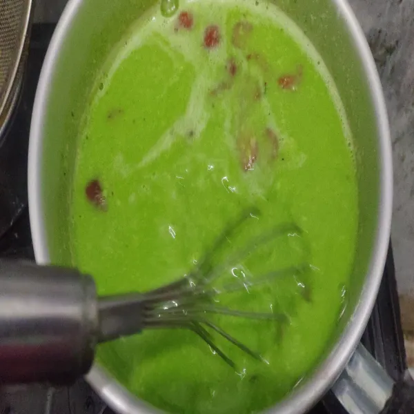 Aduk sesekali agar dapat lumutnya, Masak sampai mendidih, lalu masukkan potongan strawbery, aduk lagi.