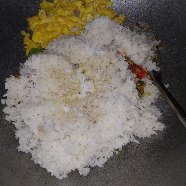 Masukkan nasi, garam, kaldu bubuk, dan merica bubuk aduk rata.