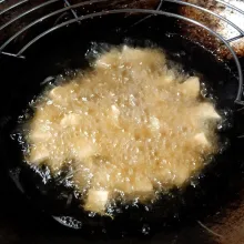 Setelah singkong dingin, goreng hingga kecoklatan.
